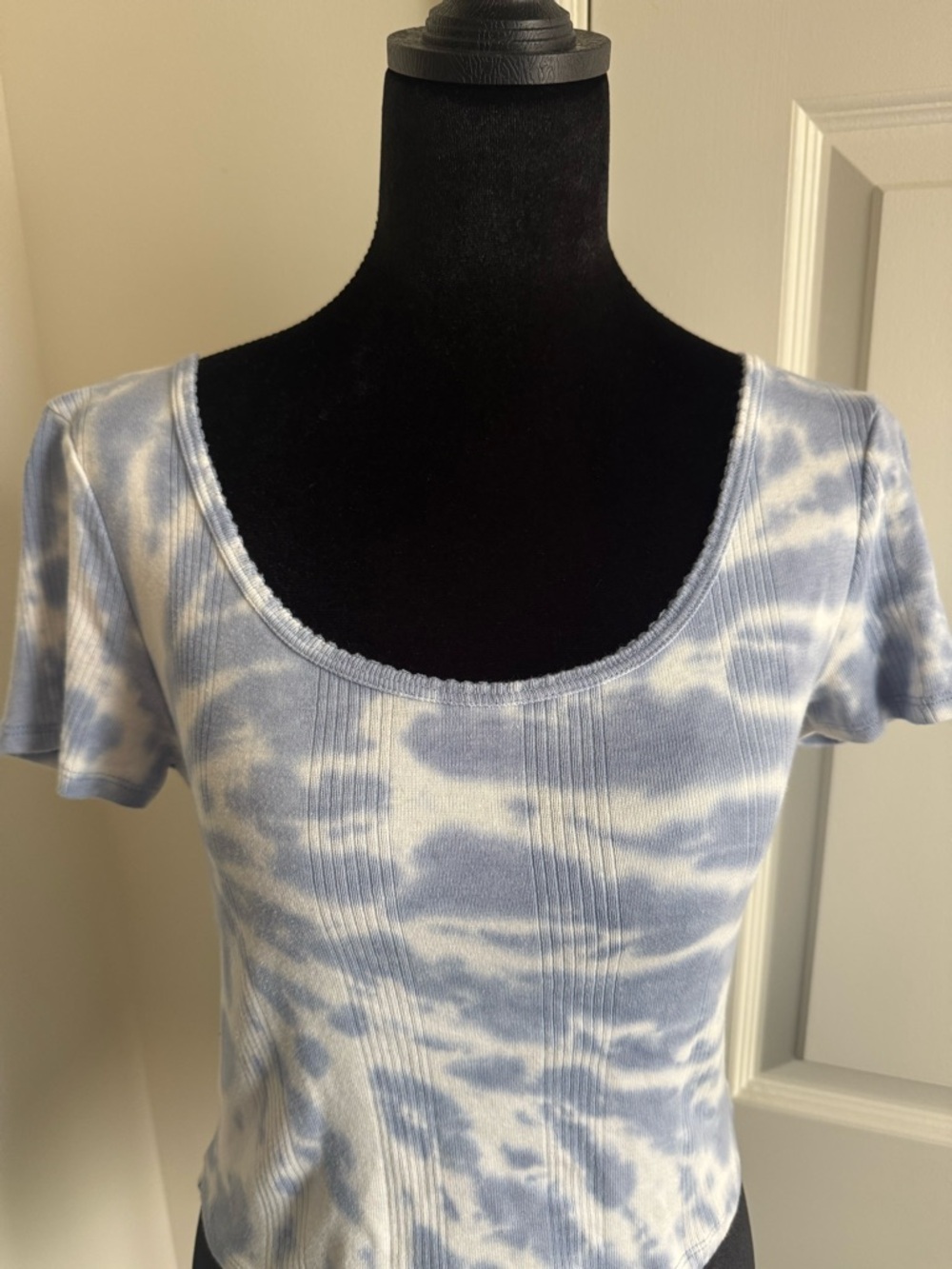 American Eagle Outfitters Blue White Tie-Dye Knit Cropped Scoop Neck T-Shirt M